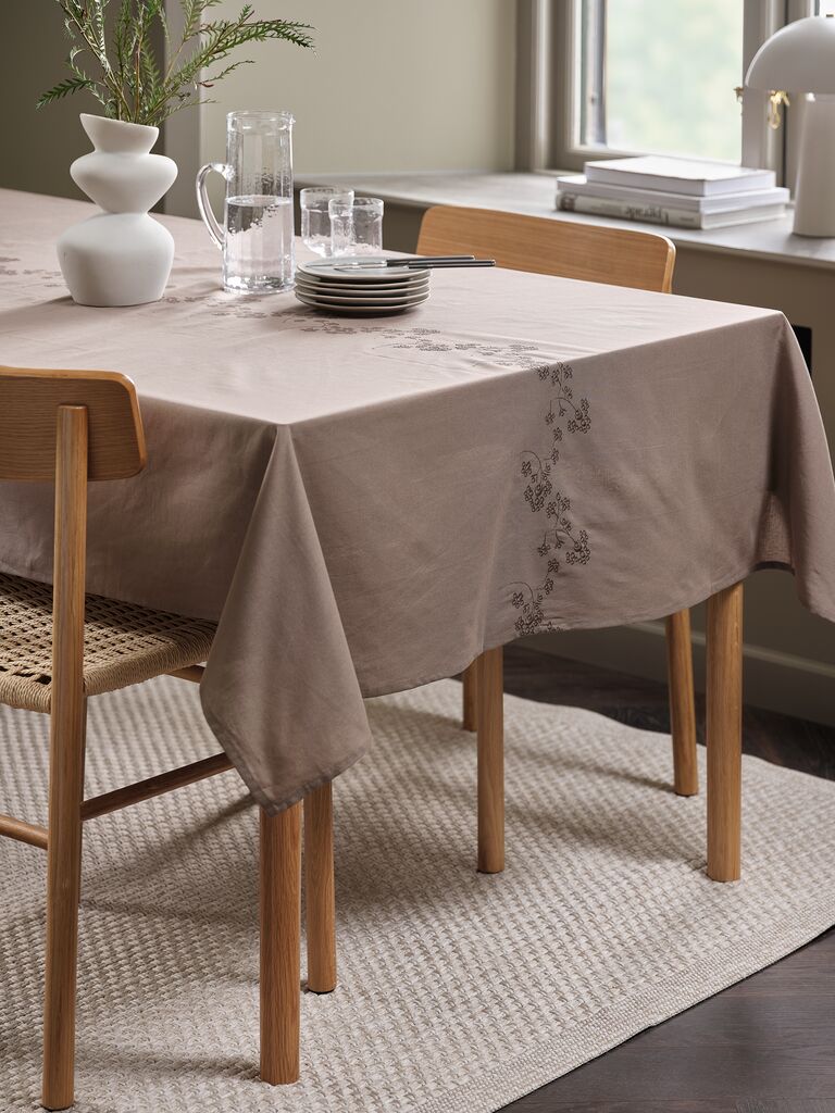 Stolnjak GULSIPPA 140x240 tamni pesak